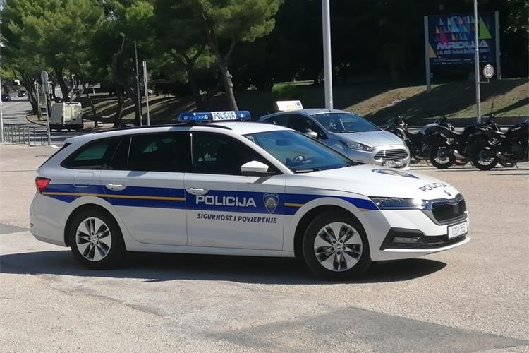 Slika /PU splitsko-dalmatinska 2022/Vijesti (svakodnevno)/policijski auto.jpg